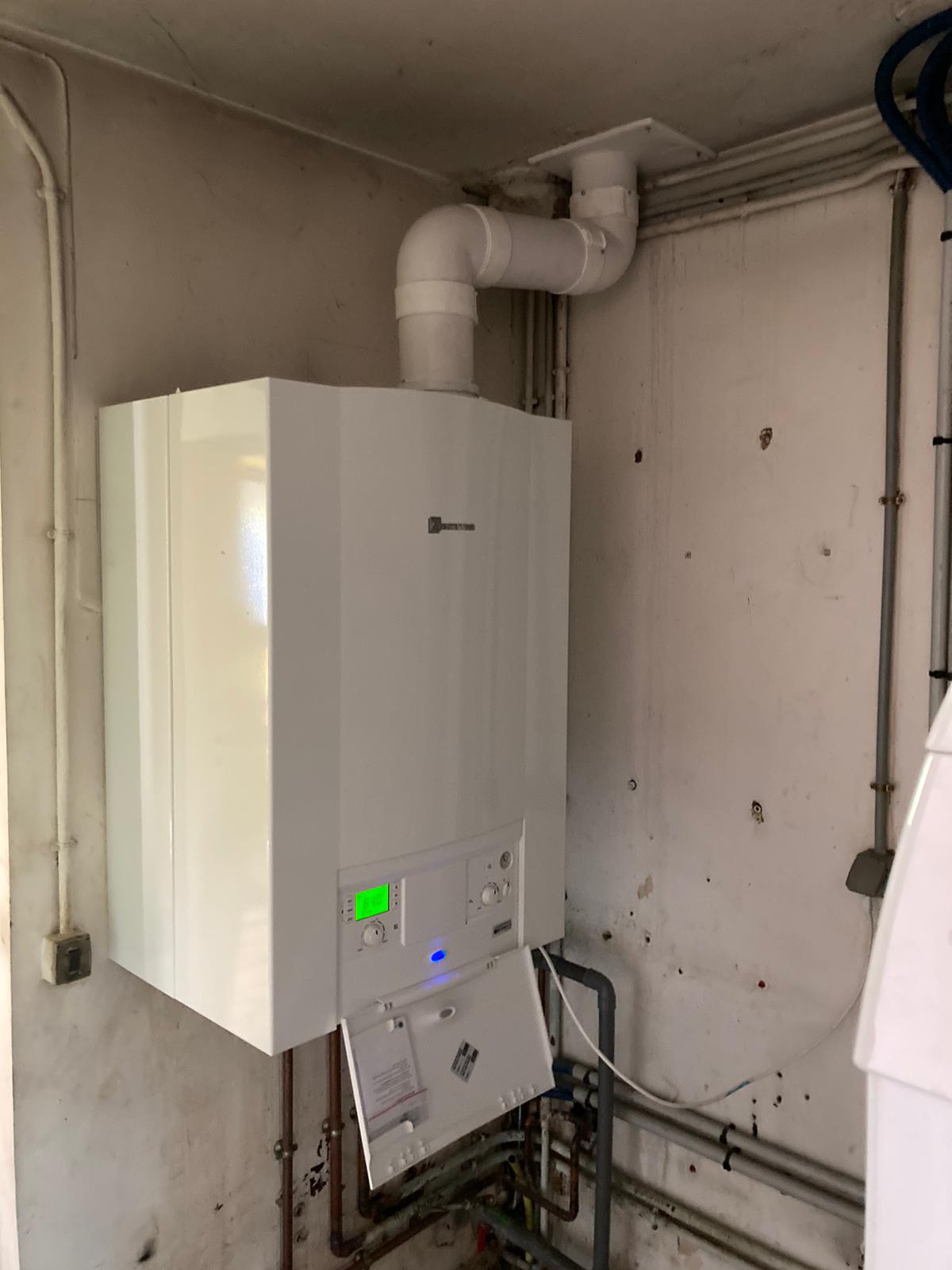 réalisation plombier chauffagiste Val‑d’Oise – Implantation d'une chaudière murale à gaz à condensation Elm Leblanc en Île‑de‑France.