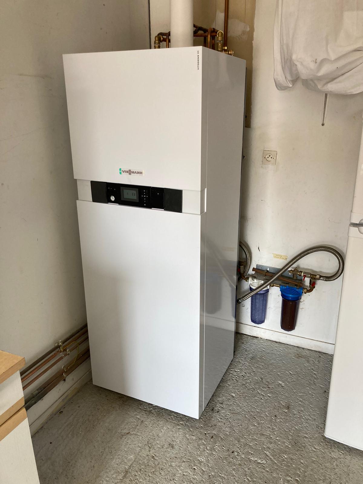 réalisation plombier chauffagiste Val‑d’Oise – Montage d'une chaudière gaz à condensation de la marque Viessmann en Île‑de‑France.