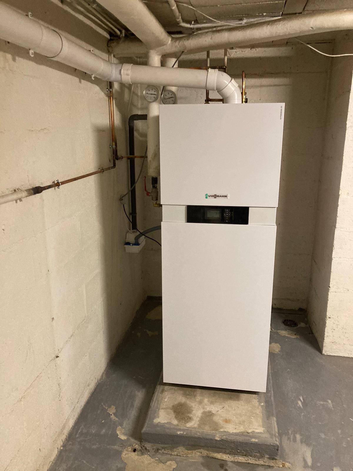 réalisation plombier chauffagiste Val‑d’Oise – Mise en place d'une chaudière Viessmann dans le Val‑d’Oise.