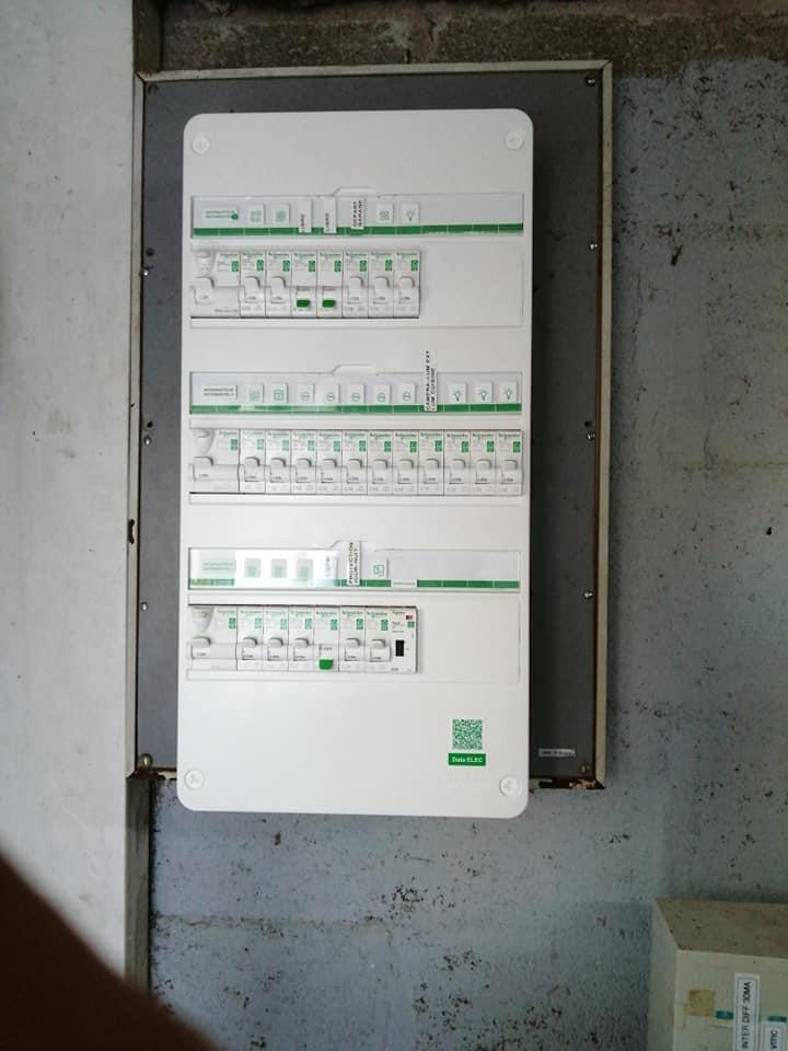 réalisation plombier chauffagiste Val‑d’Oise – Pose d'un tableau électrique Schneider Electric en Val‑d’Oise.