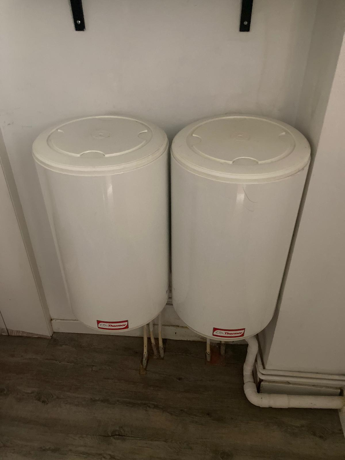 réalisation plombier chauffagiste Val‑d’Oise – Agencement de chauffe-eaux électriques verticaux Thermor Delta en Île‑de‑France.