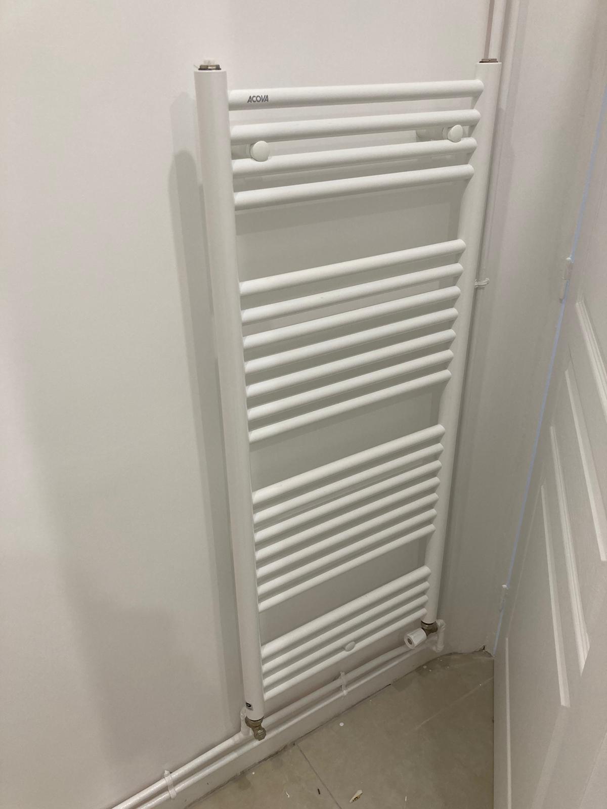 réalisation plombier chauffagiste Val‑d’Oise – Aménagement d'un sèche-serviettes électrique de la marque Atlantic en Val‑d’Oise.