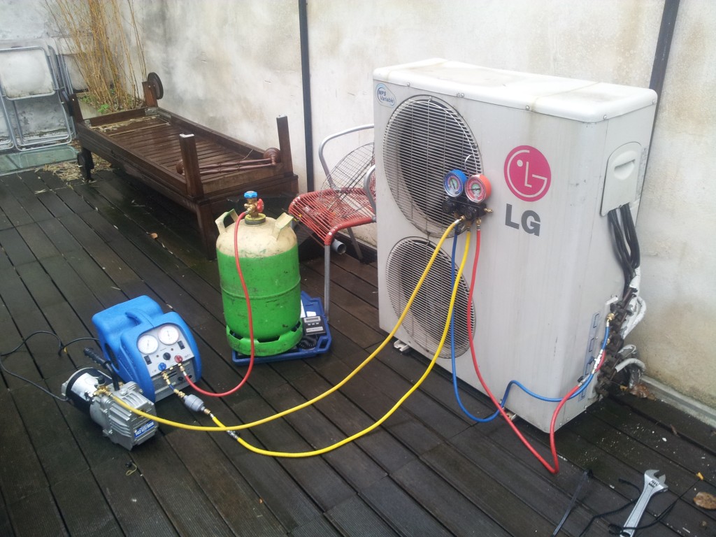 réalisation plombier chauffagiste Val‑d’Oise – Contrôle d'une climatisation extérieure LG en Île‑de‑France.