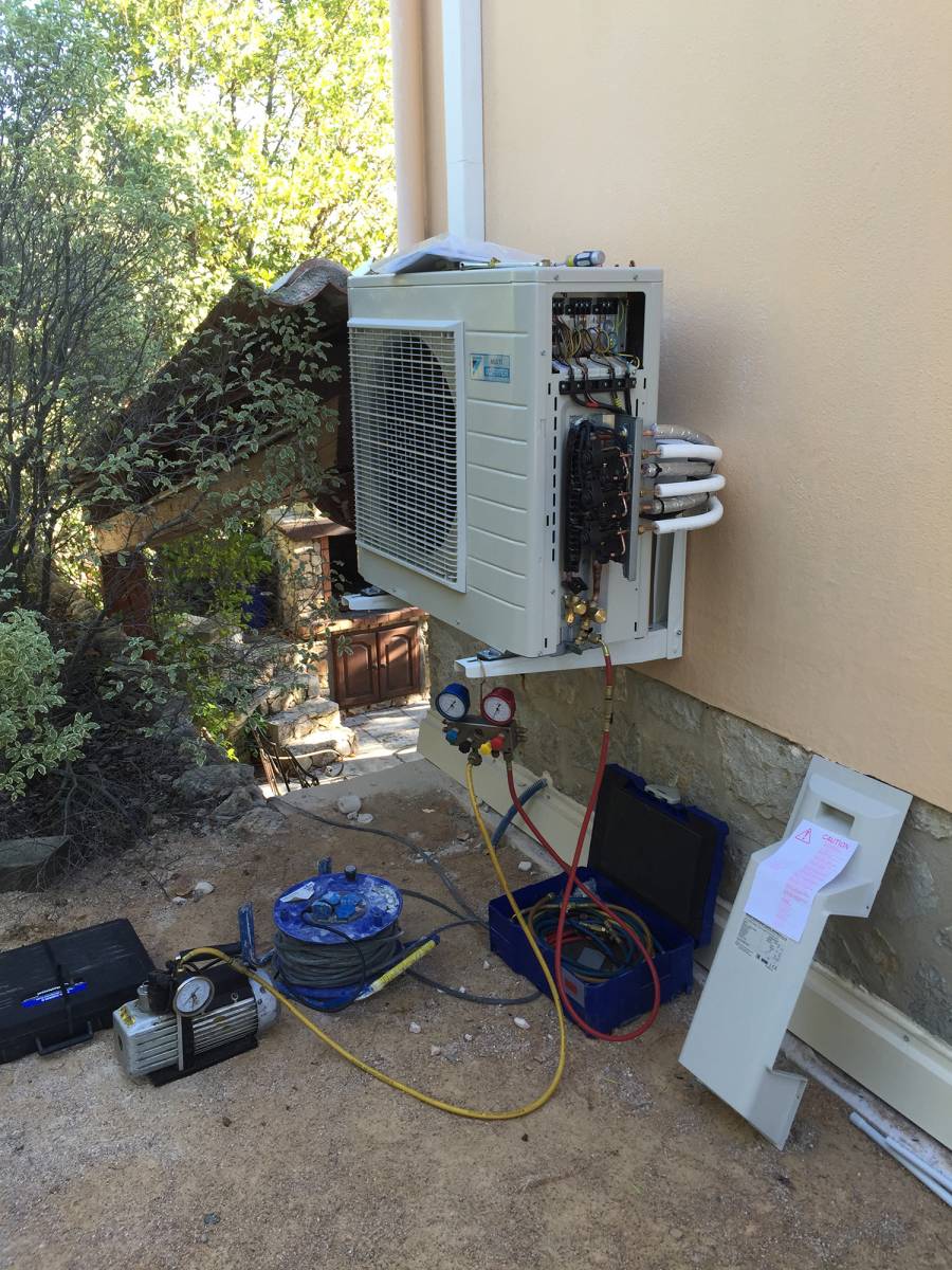 réalisation plombier chauffagiste Val‑d’Oise – Révision d'une climatisation extérieure multi-split en Val‑d’Oise.