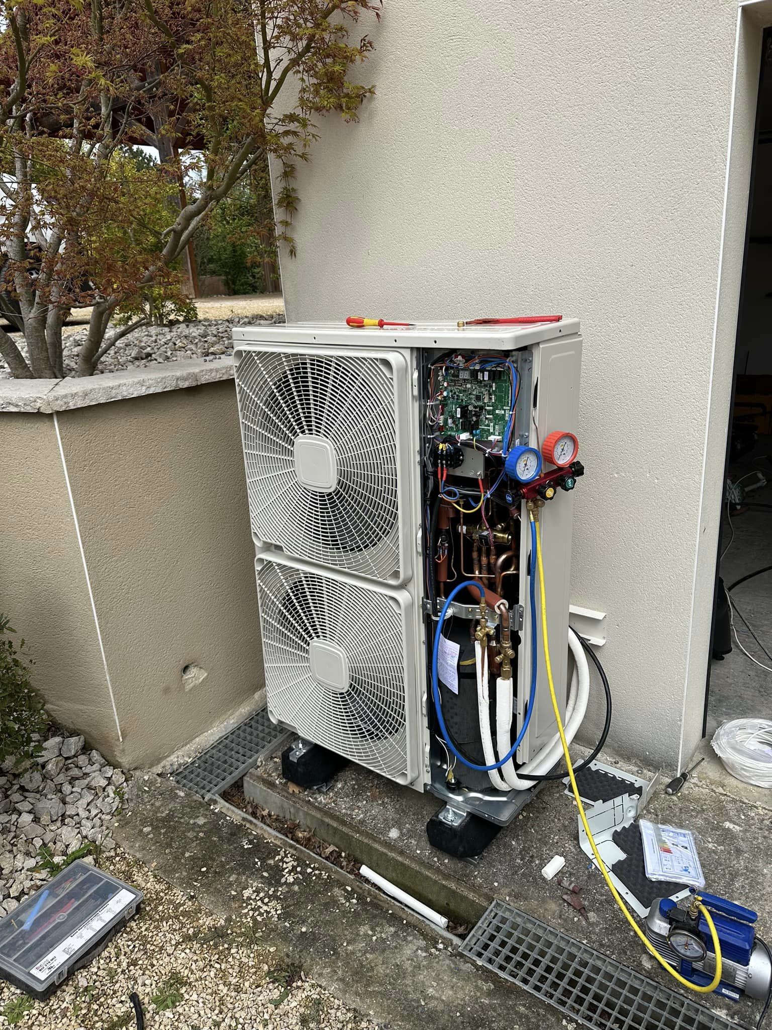 réalisation plombier chauffagiste Val‑d’Oise – Entretien de pompe à chaleur air-eau Hitachi Île‑de‑France.