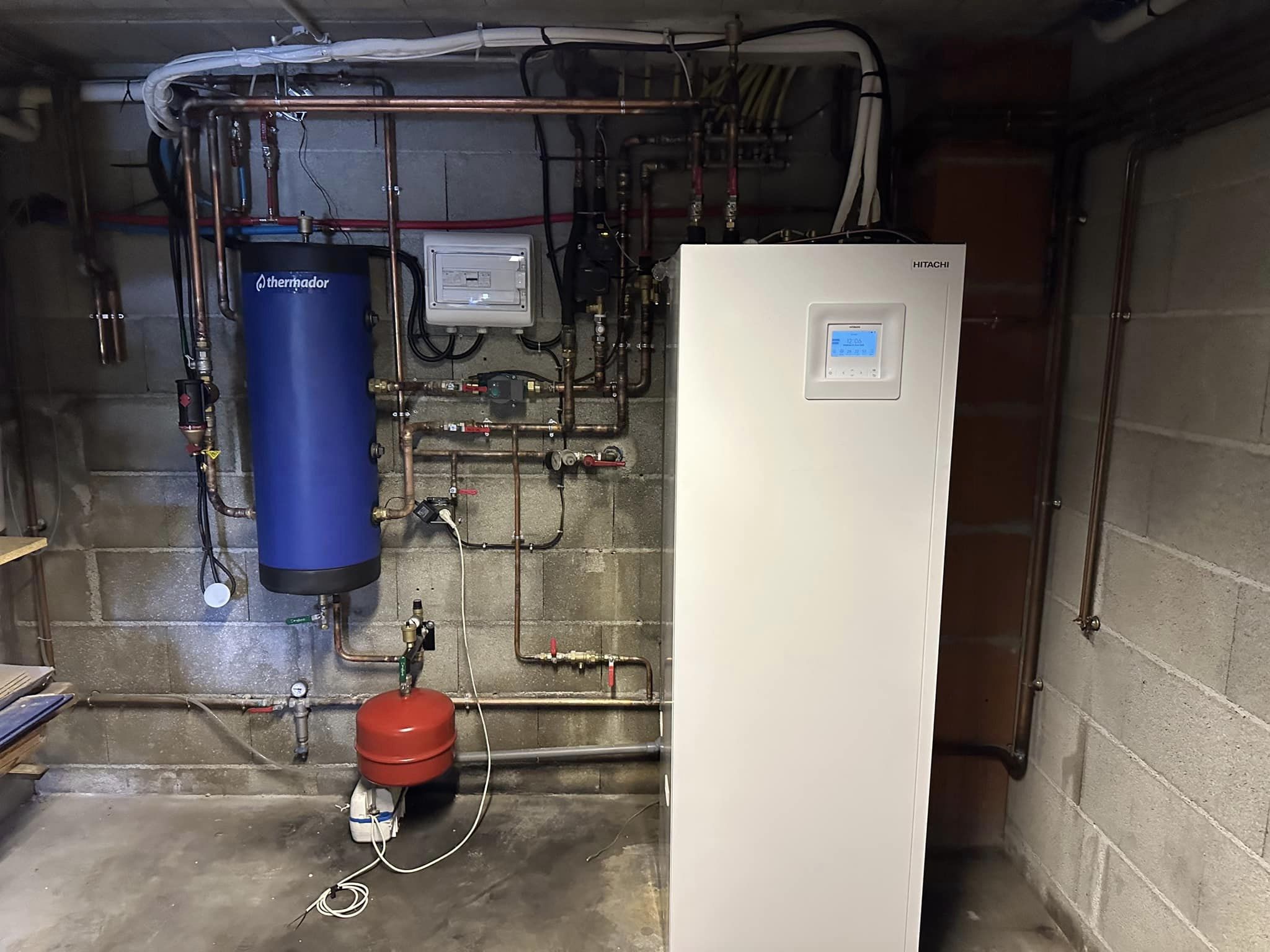 réalisation plombier chauffagiste Val‑d’Oise – Pompe à chaleur air-eau Hitachi installé en Île‑de‑France.